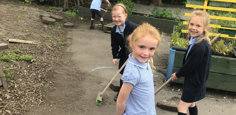 Some wonderful Helpers in Year 1 – 14th June 2022