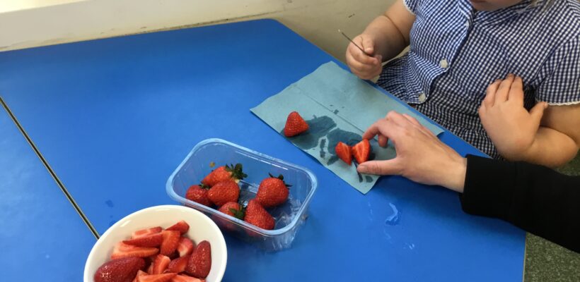 Reception Class go shopping to make Fruit Salad – 23rd May 2024